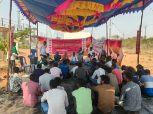 ತಾಲ್ಲೂಕಿನ ಮಠದದ್ಯಾಮನಹಳ್ಳಿ ಬಳಿ ವಜಾಗೊಳಿಸಿರುವ ಕಾರ್ಮಿಕರ ಮರುಸೇರ್ಪಡೆಗೊಳಿಸಲು ರಿನ್ಯಿವ್ಯೂ ಪವನ ವಿದ್ಯುತ್ ಕಂಪನಿ ವಿರುದ್ದ ಎಐಯುಟಿಯುಸಿ ನೇತೃತ್ವದಲ್ಲಿ ಕಾರ್ಮಿಕರು ಅಹೋರಾತ್ರಿ ಧರಣಿ