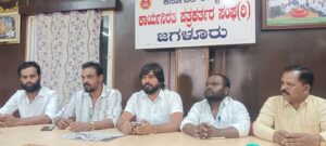 ರೈತರಿಗೆ ಕರೆಂಟ್ ಕೋಡಿ ಇಲ್ಲ ವಿಷ ಕೋಡಿ ಜಗಳೂರು ತಾಲ್ಲೂಕು ಬಿಜೆಪಿ ಮಂಡಲ‌ ಪ್ರಧಾನಕಾರ್ದರ್ಶಿ ಧರ್ಮನಾಯ್ಕ್ ತಾಲ್ಲೂಕು ಆಡಳಿತಕ್ಕೆ ಒತ್ತಾಯಿಸಿದ್ದಾರೆ