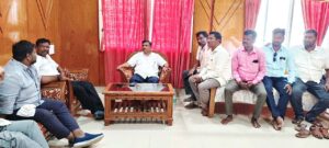 ಅಂದು ಕಾಂಗ್ರೆಸ್ ಮಾಜಿ ಪ್ರಧಾನಿ ಇಂದಿರಾ ಕೈಯಲ್ಲಿ, ಇಂದು ಚಲವಾದಿಗಳ ಹಿಡಿತದಲ್ಲಿ:ದೇಶ ಮತ್ತು‌ ರಾಜ್ಯದ ರಾಜಕಾರಣ ಬಿಜೆಪಿ ಮುಖಂಡ ಆಲೂರು ನಿಂಗರಾಜ್ ಆರೋಪ ಮಾದಿಗರ ಒಳಮಿಸಲಾತಿ  ಸಭೆಯಲ್ಲಿ ಹೇಳಿಕೆ ನೀಡಿದ್ದಾರೆ. |