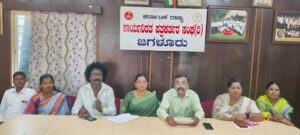 ಮನುಷ್ಯರಂತೆ ಪ್ರಾಣಿಗಳಿಗೂ‌ ಬದುಕುವ ಹಕ್ಕಿದೆ ಹಕ್ಕಿ ಪಕ್ಷಿ ಜೀವ ಸಂಕುಲಗಳಿಗೆ ತಮ್ಮ ಮನೆ ಅಂಗಳದಲ್ಲಿ ಚಿಕ್ಕ ಚಿಕ್ಕ ಮಡಿಕೆಗಳಲ್ಲಿ ನೀರು ಇಡೋಣ ಜೀವಸಂಕುಲಗಳನ್ನ ಸಂರಕ್ಷಿಸೊಣ ಎಂದು ಪರಿಸರ ಮತ್ತು ವನ್ಯಜೀವಿ ಸಂರಕ್ಷಣಾ ವೇದಿಕೆ ರಾಜ್ಯಾದ್ಯಕ್ಷ ಮಾಲತೇಶ ಅರಸ್ ಸಲಹೇ