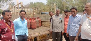 ಅಂಗಡಿ,ಹೋಟೆಲ್ ಗಳಿಗೆ ತಹಶೀಲ್ದಾರ್ ನೇತೃತ್ವದ ತಂಡ ಕಾರ್ಯಚರಣೆ:ಅನಧಿಕೃತ 20‌ ಗೃಹಬಳಕೆ ಸಿಲಿಂಡರ್ ವಶ