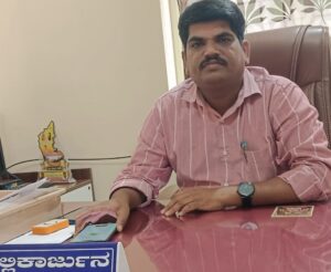ಜಗಳೂರು ತಾಲ್ಲೂಕಿನ 22 ಗ್ರಾಪಂ ಗಳಲ್ಲಿ ಬಾಕಿಯಿರುವ ವಿದ್ಯುತ್ ಬಿಲ್ ಪಾವತಿಸುವಂತೆ ಪತ್ರ ಬರೆದರು‌ ಕ್ಯಾರೆ ಎನ್ನದ ಪಿಡಿಓ ಅಧಿಕಾರಿಗಳು ಬೇಜವಾಬ್ದರಿ ತೋರಿದ್ದಾರೆ ಎಂದು ಜಗಳೂರು ಬೆಸ್ಕಾಂ ಇಲಾಖೆ ಸಹಾಯಕ ಕಾರ್ಯನಿರ್ವಾಹಕ ಜೆ.ಮಲ್ಲಿಕಾರ್ಜನ್ ತಮ್ಮ ಅಸಮಾಧಾನ ಹೊರಹಾಕಿದ್ದಾರೆ