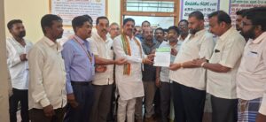 ಕಾಂಗ್ರೆಸ್ ಕಛೇರಿಗೆ ಖಾಲಿ ನಿವೇಶನ ದಾನ ಮಾಡಿದ ಮಾಜಿ ಬ್ಲಾಕ್ ಕಾಂಗ್ರೆಸ್ ಅಧ್ಯಕ್ಷರಾದ ಕೆ. ರಸೂಲ್ ಖಾನ್ ರವರ ಸಹೋದರನ ಪುತ್ರ ಶ್ರೀ ಖಲಂದರ್ ಖಾನ್ ರವರ ಕಾರ್ಯಕ್ಕೆ ಕ್ಷೇತ್ರದ ಶಾಸಕ ಬಿ.ದೇವೇಂದ್ರಪ್ಪ ಮೆಚ್ಚುಗೆ