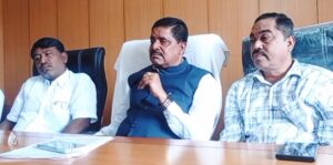 ಅಪ್ಪರ್ ಭದ್ರಾ ನೀರು ಜಗಳೂರಿಗೆ ಬರುವ ಸಾದ್ಯತೆಯಿಲ್ಲ ಎಂದು ಪತ್ರಿಕೆ ಹೇಳಿಕೆ ನೀಡಿರುವ ಜೆ.ಡಿ ಎಸ್ ಮುಖಂಡ ಕಲ್ಲೇರುದ್ರೆಶ್ ರವರ ಆಧಾರ ರಹಿತ ಹೇಳಿಕೆ ಸರಿಯಲ್ಲ ಟೀಕೆಗೆ ಶಾಸಕ ಬಿ.ದೇವೇಂದ್ರಪ್ಪ ತಿರುಗೇಟು