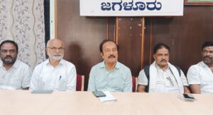 ಜಗಳೂರು ವಿಧಾನಸಬಾ ಕ್ಷೇತ್ರದಲ್ಲಿ ಮಳೆ ಇಲ್ಲದೆ ರೈತರು ಕಂಗಲಾಗಿದ್ದಾರೆ ಕ್ಷೇತ್ರದ ಶಾಸಕರು ಅಧಿಕಾರಿಗಳ ಸಭೆ ಕರೆದು ಶೀಘ್ರವೆ ಬರಪೀಡಿತ ಪ್ರದೇಶವೆಂದು ಘೋಷಣೆ ಮಾಡಲಿ ಮಾಜಿ ಶಾಸಕ ಹೆಚ್ ಪಿ ರಾಜೇಶ್ ಒತ್ತಡ. ನಾನು ಬರ ಇರುವುದರಿಂದ ಜನ್ಮ ದಿನ  ಅಚರಣೆ ಮಾಡಿಕೊಳ್ಳುವುದಿಲ್ಲ