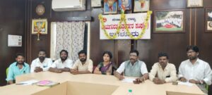 ಜಗಳೂರು ಪಟ್ಟಣದಲ್ಲಿ ಎಸ್.ಜಾನಕಿ ಅಮ್ಮ ನವರ ಸವಿ ನೆನಪಿನಾರ್ಥವಾಗಿ ರಾಜ್ಯ ಮಟ್ಟದ ಕನ್ನಡ ಕರೋಕೆ ಗಾಯನ ಸ್ಪರ್ಧಾ ಕಾರ್ಯಕ್ರಮ ಮತ್ತು ವಿವಿಧ ಕ್ಷೇತ್ರಗಳಲ್ಲಿ ಸಾಧನೆಗೈದ ಸಾಧಕರಿಗೆ ಸನ್ಮಾನ  ಆಯೋಜನೆ ನಾಡಿನ ಹಾಸ್ಯ ಖ್ಯಾತ ಕಲಾವಿದ ಟೆನ್ನಿಸ್ ಕೃಷ್ಣ ಆಗಮಿಸಲಿದ್ದಾರೆ ಗಾನಲಹರಿ ಕಲಾ ಸಾಂಸ್ಕೃತಿಕ ವೇದಿಕೆ ಅದ್ಯಕ್ಷ ಪೂಜಾರ್ ಸಿದ್ದಪ್ಪ ತಿಳಿಸಿದ್ದಾರೆ.
