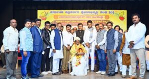 ಸಮಾಜದಲ್ಲಿರುವ ಬಡ ಪೋಷಕ ಹೆಣ್ಣು ಮಕ್ಕಳ ವಿಧ್ಯಾಬ್ಯಾಸಕ್ಕೆ ಅಭಯ ಅಸ್ತ ಚಾಚುವ ಕೈಗಾರಿಕೋದ್ಯಮಿಗಳಾದ ಕೆ ಎಸ್. ನಾಗವೇಣಿ ಓಬಣ್ಣ ಅವರ ಸೇವೆ ಅನನ್ಯ ಮಾಜಿ ಸಚಿವ ಹೆಚ್ ಆಂಜನೇಯ ಅಭಿನಂದನೆ