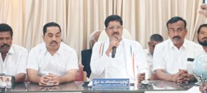 ಜಿಲ್ಲಾ ಉಸ್ತುವಾರಿ ಸಚಿವರು ಹಾಲು ಕುಡಿದ ತುಟಿ ಒಣಗಿಲ್ಲ ನೆತ್ತಿ ಮಾಸಿಲ್ಲ ಎಂದು ಹೇಳಿರುವ‌ ಹೇಳಿಕೆ ಹಾಸ್ಯಸ್ಪದ ಶಾಸಕ ಬಿ ದೇವೇಂದ್ರಪ್ಪ ಜಿಲ್ಲಾ ಉಸ್ತುವಾರಿ ಸಚಿವ ಎಸ್ ಎಸ್ ಎಂ ಗೆ ತಿರುಗೇಟು ನೀಡಿದ್ದಾರೆ.