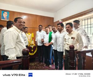 ಜಗಳೂರು ಪಟ್ಟಣದ ತಾಲ್ಲೂಕು ಕಛೇರಿಯಲ್ಲಿ ಮಹರ್ಷಿ ವಾಲ್ಮೀಕಿ ಜಯಿಂತಿ ಅಂಗವಾಗಿ ಮಹಾನ್ ಚೇತನ ಮಹರ್ಷಿ ವಾಲ್ಮೀಕಿ ಭಾವಚಿತ್ರಕ್ಕೆ ತಾಲ್ಲೂಕು ಆಡಳಿತ ವತಿಯಿಂದ  ಪುಷ್ಪಾರ್ಚನೆ